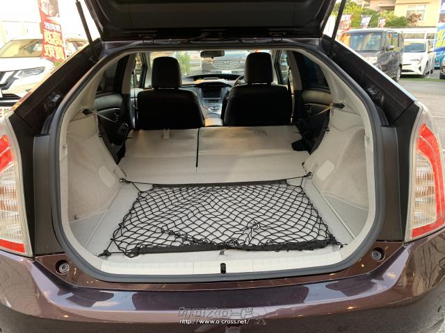 後席を倒す事で大きな荷物を積み込むことができます。 トヨタ プリウス