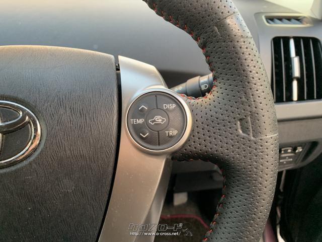 右側にはメーターディスプレイの操作スイッチが配置されています。 トヨタ プリウス