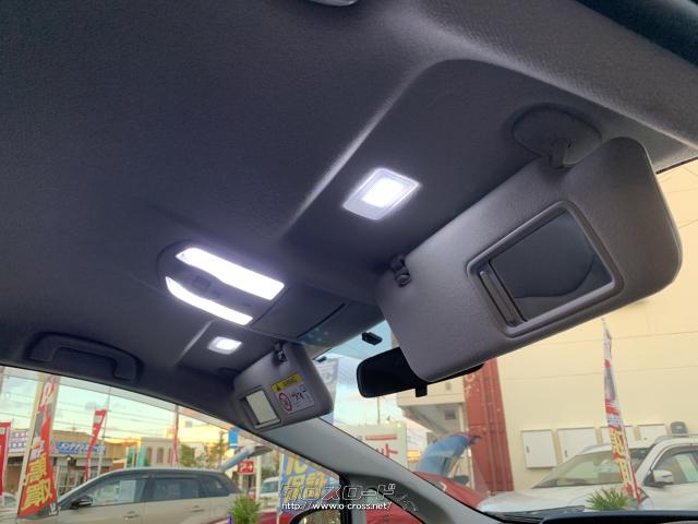 運転席側だけでなく助手席側にもライト付きバニティーミラーが。 トヨタ プリウス