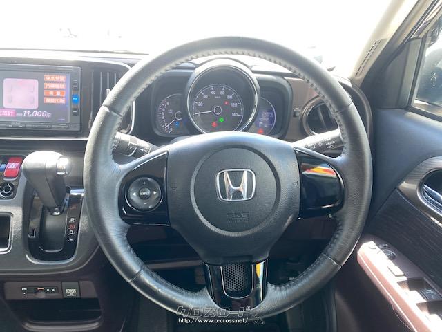 革巻きステアリングで高級感があります。 ホンダ N-ONE