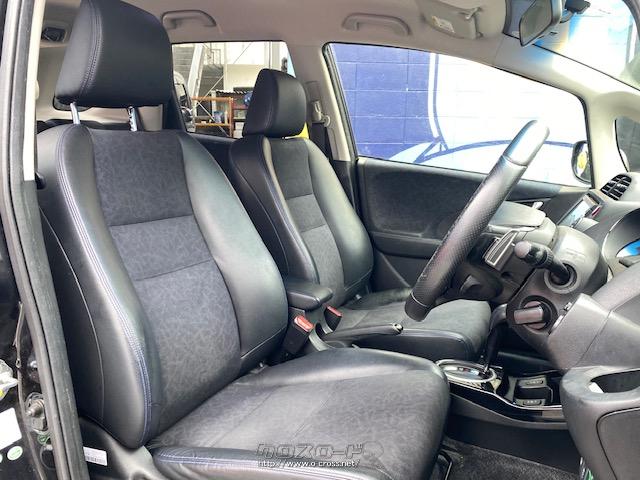 ハーフレザーシートで高級感がありお手入れも楽です。 ホンダ フィットシャトルハイブリッド