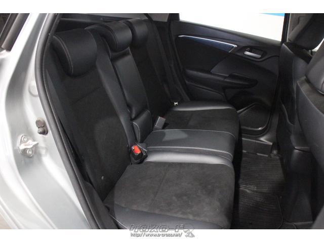 高品位な質感が、くつろぎの室内空間を演出。シート素材は、極細繊維を用いて高密度構造とすることで、スウェードを上回る滑らかで柔らかな触感を追求。思わず触れてみたくなるような新しい質感を実現した。 ホンダ シャトル