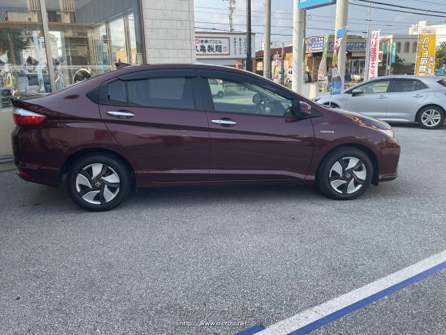 セダンのボディーながら、コンパクトカーのホイールベース2,600mmですので小回りは勿論、JC08モード燃費で34.4km/Lと低燃費の1台。「グレイスHV」入荷!! ホンダ グレイス