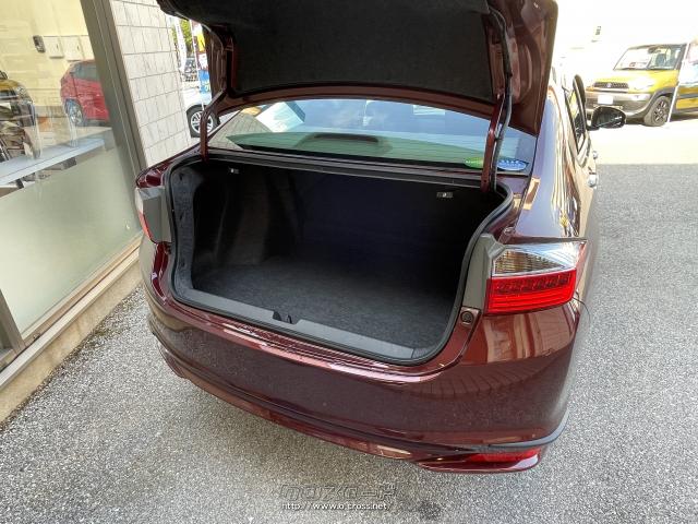 トランクルームは430L(4Lの床下スペースを含む、VDA方式による測定値)の大容量を実現するとともに、ハイブリッドカーでありながらトランクスルーを可能にしました。 ホンダ グレイス