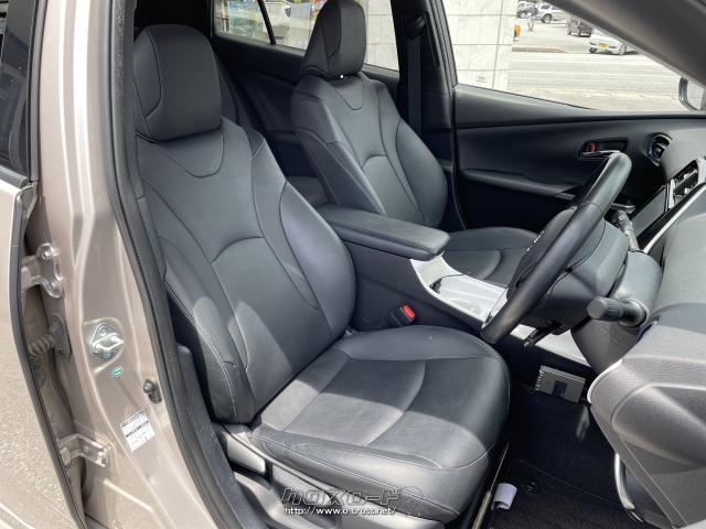 シートステッチやサイドレジスターのアクセントカラーに専用色のミッドブルーがあしらわれ、スポーティーさと先進性を感じさせる仕上がりとなっています。 トヨタ プリウス