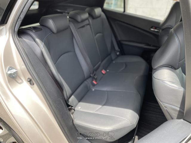 後席の足元はフラットでゆとりがあり、頭上空間も確保させれているので、広々とドライブが楽しめます。 トヨタ プリウス