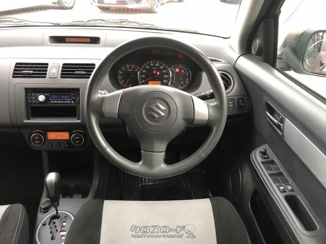 シンプルの中にも革巻きハンドルがアクセントに。 スズキ スイフト