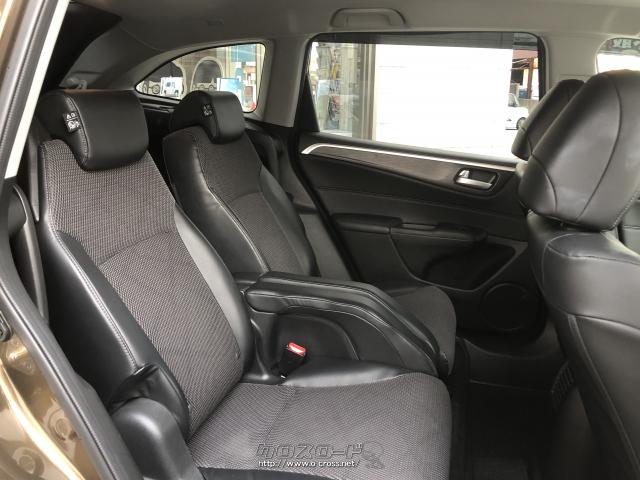 2列目シートもリクライニングは勿論、左右のシートの間隔を調整する事も可能。 ホンダ ジェイド