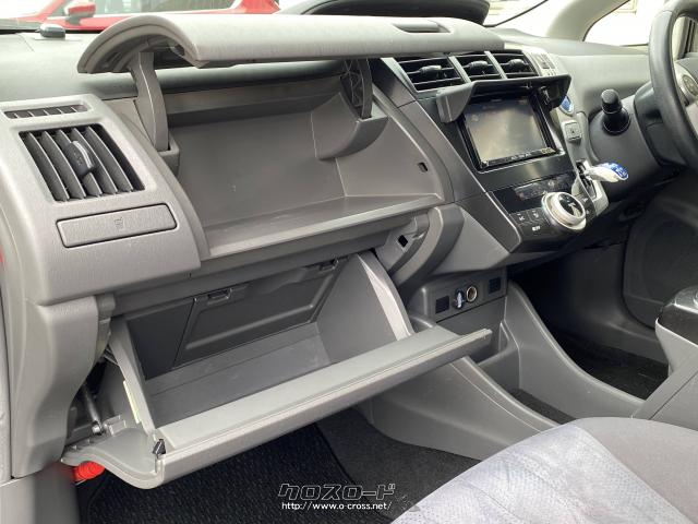 収納も豊富な助手席廻り。 トヨタ プリウスα