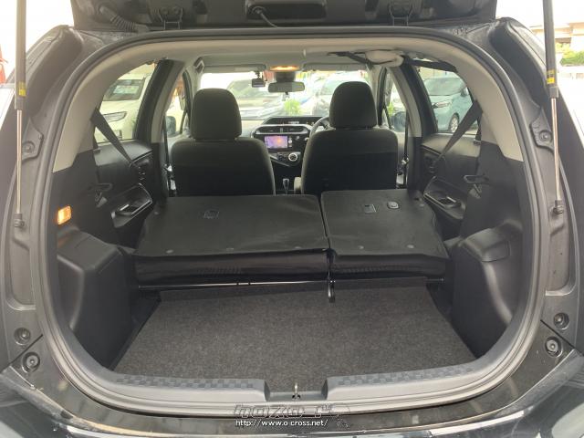 後席を倒す事で大きな荷物を積み込むことができます。 トヨタ アクア