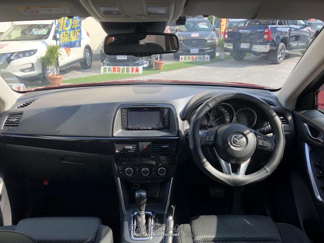 車内は黒を基調としたデザインで落ち着きがあります。 マツダ CX-5