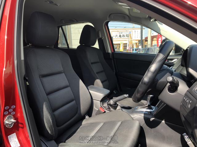 運転席にはシートリフターが付いており、目線の高さを変更することができます。 マツダ CX-5