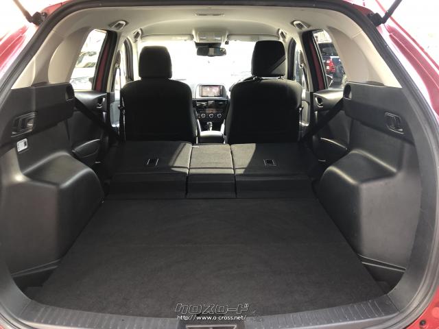 後席を倒す事で大きな荷物を積み込むことができます。 マツダ CX-5