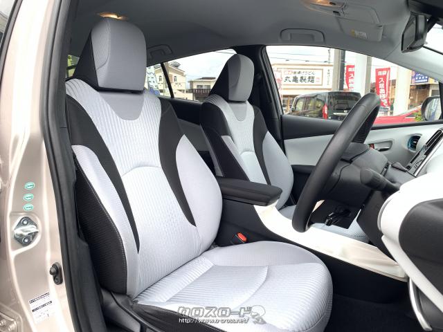 運転席にはシートリフターが付いてます。 トヨタ プリウス