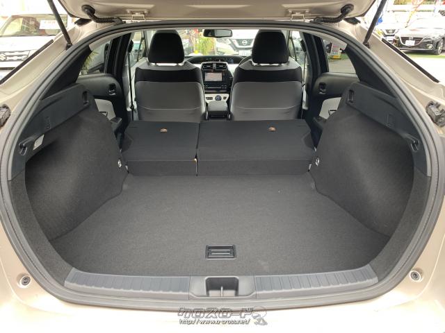 後席を倒す事で大きな荷物を積み込むことができます。 トヨタ プリウス