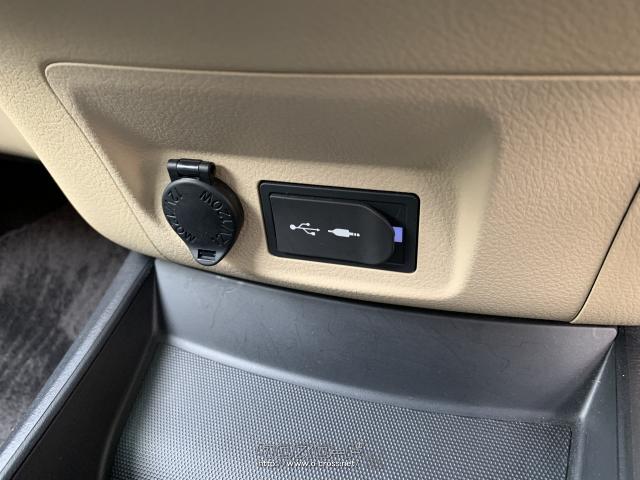 USBポート。 トヨタ SAI