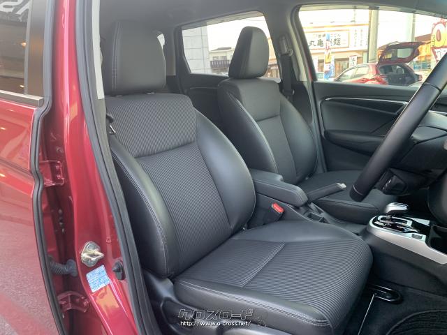 ハーフレザーシート。運転席はシートリフターが付いています。 ホンダ フィットハイブリッド