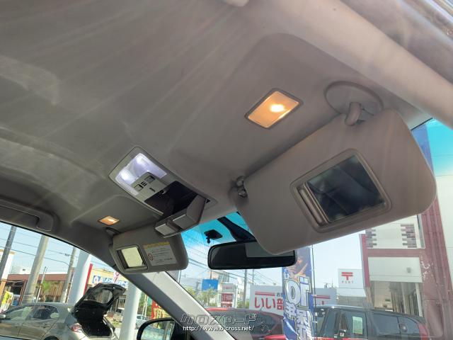 運転席だけでなく助手席側にもライト付きバニティーミラーが備わっています。 トヨタ カムリ