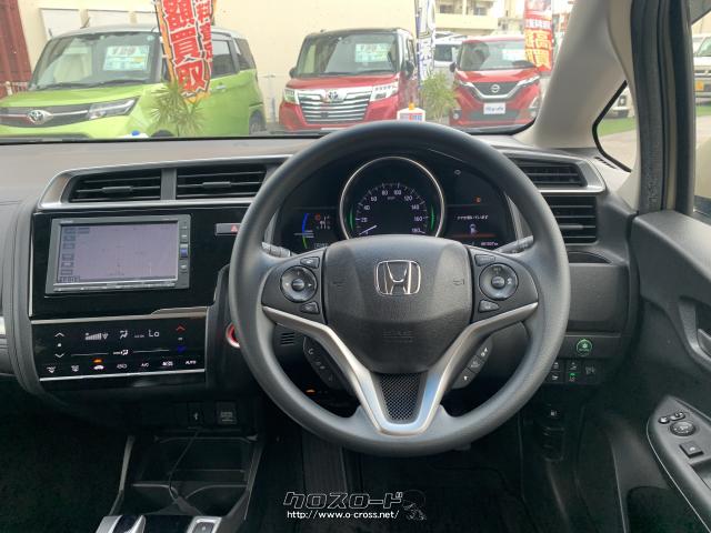 左右対称のステアリングは操作性もデザイン性も良くなっています。 ホンダ フィットハイブリッド