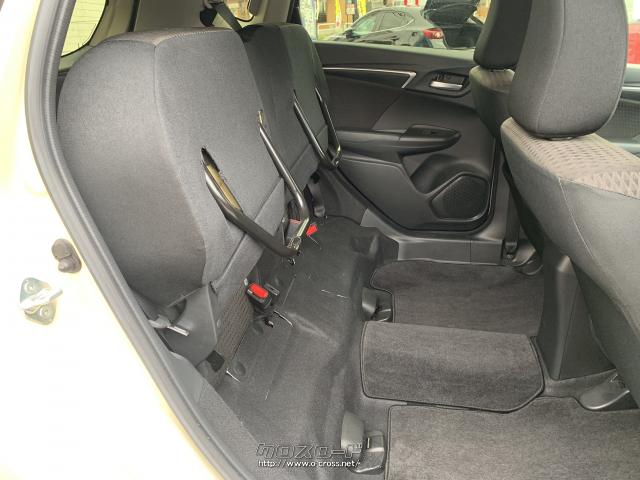 後席を持ち上げることで大きな荷物を付きこみやすくなります。 ホンダ フィットハイブリッド