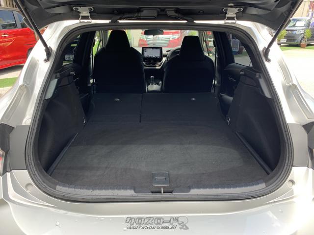 後席を倒す事で大きな荷物を積み込むことができます。 トヨタ カローラスポーツ
