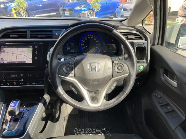 使用感の少ない革巻きステアリングは比較的綺麗な状態です。 ホンダ シャトル