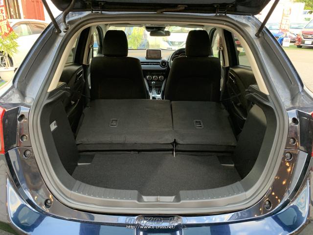 後席を倒す事で大きな荷物を積み込み可能に。 マツダ デミオ