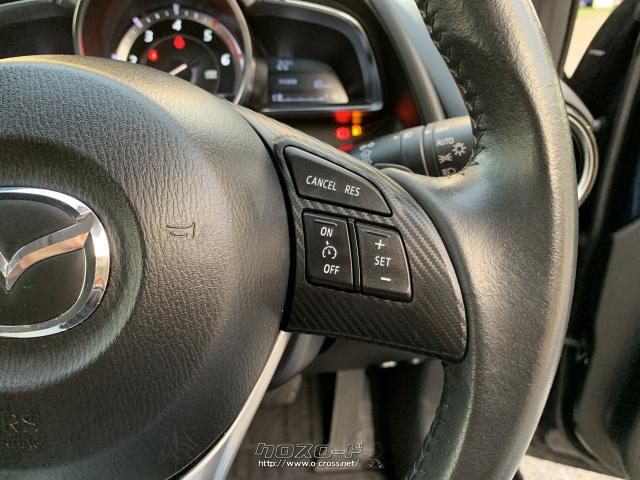 右側にはクルーズコントロールの操作スイッチが配置されています。 マツダ デミオ