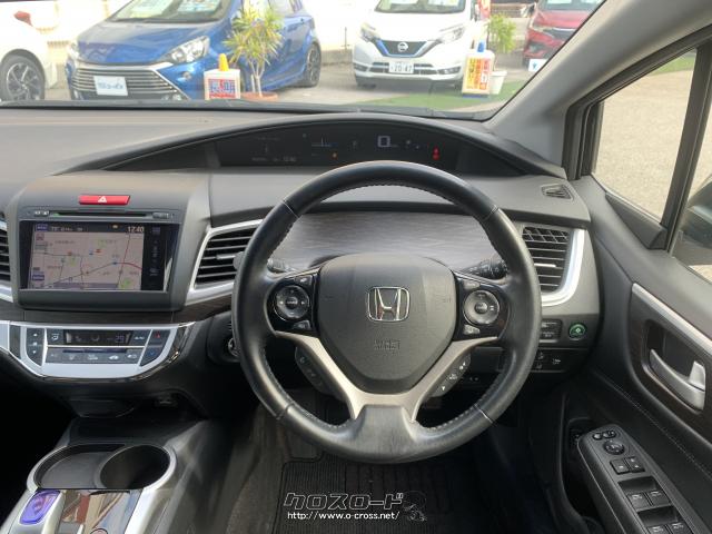 インテリアは、ステアリングホイールの奥には、助手席と左右対称となる大胆な平面を創出。シルバー加飾で縁取りした木目加飾パネルを配置することで、上質な家具を思わせるデザイン ホンダ ジェイド