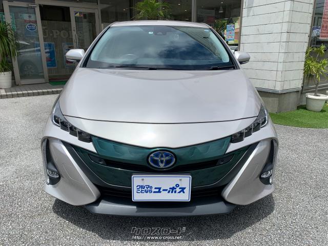透明アクリル樹脂を採用した大型グリルと4眼LEDヘッドランプが未来を見据えるシャープな顔つきで先進感を表現しています。 トヨタ プリウスPHV