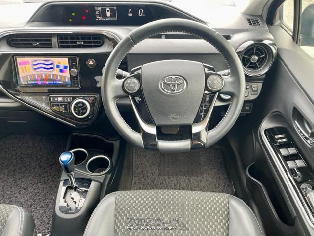 程よい太さの革巻きステアリング トヨタ アクア