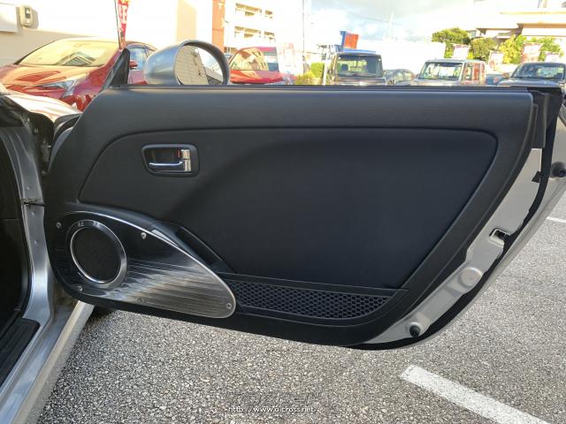 ドアトリムはメッキパーツでおしゃれにデザインされています。 ダイハツ コペン