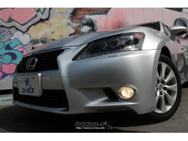 逆台形のアッパーグリルとハの字に開いたアンダーグリルを組み合わせて一体化したもので、アンダーグリル部はフロントタイヤのブレーキ冷却ダクトにつながるなど、機能を追求して生まれた形状をしている レクサス GS