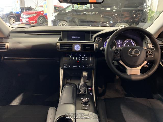 操作性に配慮したインテリアにより、ISならではのスポーツ性を予感させるスタイリング レクサス IS