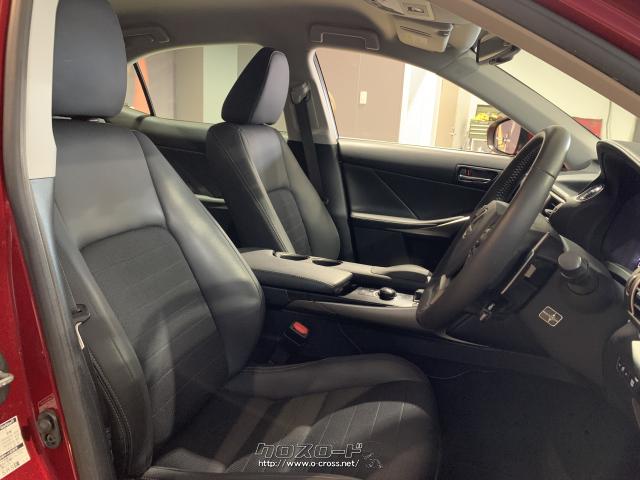 ホールド性と快適性のあるフロントシート レクサス IS