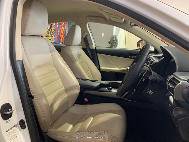 ホールド性と快適性のあるフロントシート レクサス IS