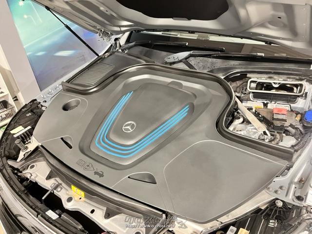 電気のみを動力としており、最高出力408馬力(300kW)、最大トルク765N・mを発生。WLTCモードでの航続距離は400km、6.0kWまでの交流普通充電と、50kWまでの直流急速充電(CHAdeMO規格)に対応している。 メルセデス・ベンツ EQC