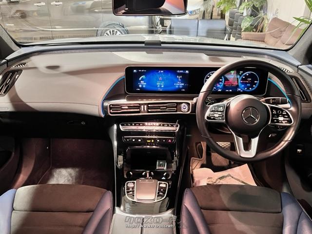 ダッシュボードは中央部から運転席側までが大きく切り取られたようなデザインで、その中に、一枚のガラスカバーで融合された2つの10.25インチディスプレイを、空中に浮かぶように配置 メルセデス・ベンツ EQC