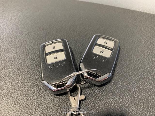 スマートキーでドアの開閉やエンジン始動も楽々です。スペアキー付き!! ホンダ ヴェゼル