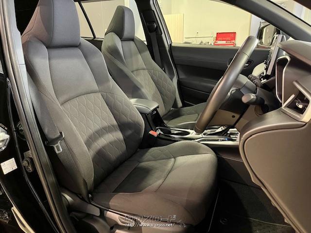 フロントシートには、スリムな背面部と高いホールド性を両立したスポーティなシートを採用した。 トヨタ カローラクロス