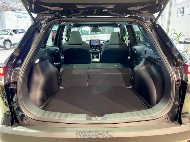 後部座席を倒すとかなり広めなラゲッジスペースが生まれます。 トヨタ カローラクロス