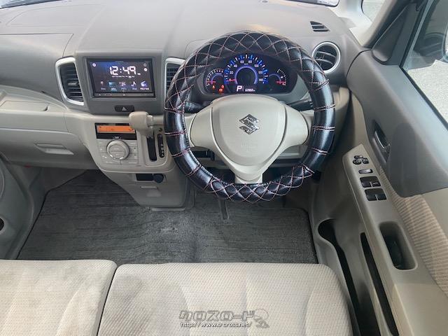 インストルメントパネルの上面を低く、オーディオ部を前に配置。使い勝手も考慮した上下2段構成とし、上部をブラウン、下部を明るいベージュとした2トーンカラーを採用 スズキ スペーシア