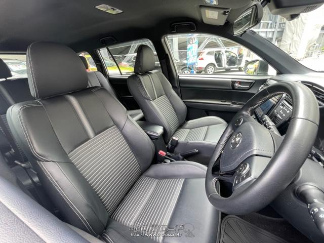 インテリアは、助手席側インストルメントパネルにメッキ加飾を施し、質感を向上 トヨタ カローラフィールダー