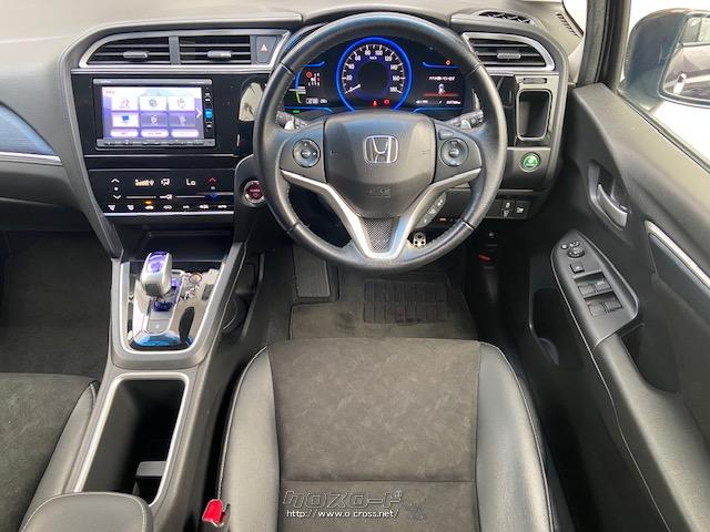 柔らかい触り心地の大型ソフトパッドを大胆に取り入れたダッシュボードの中央には、ドライバーを包み込むように広がる先進的なクリスタルブラックパネルを配置 ホンダ シャトル