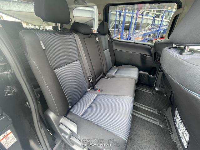 サイドビューは3列目シートまで吹き抜ける大きなグラスエリアと、前方から低く後方に向けてせり上がる躍動的なベルトラインにより、見晴らしの良いキャビンの圧倒的な開放感とボディの力強さを両立 トヨタ ノア