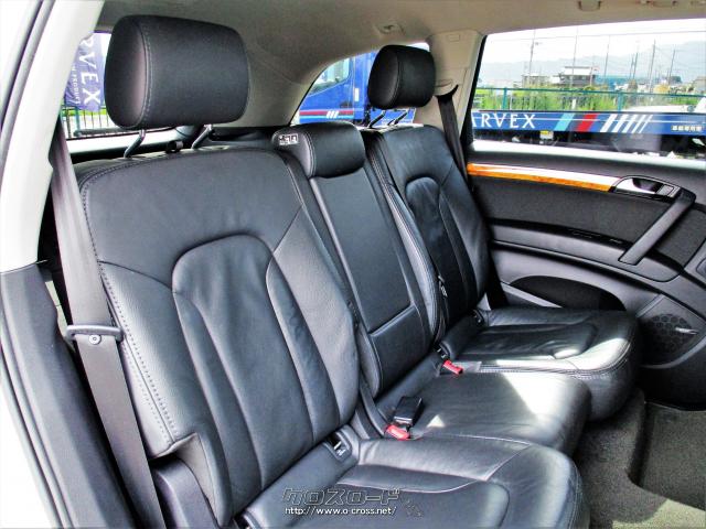 セカンドシートも大人が座っても十分なスペースが確保されています アウディ Q7