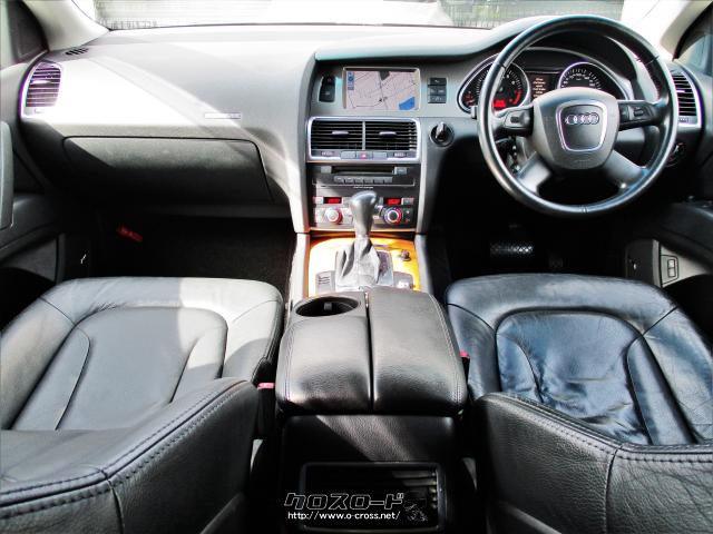 ドライバーを包み込むような造形をもったインパネ SUVらしく見晴らしもよく安定したドライブをお楽しみいただけます アウディ Q7