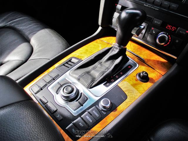 オーディオや車両設定はシフトレバー後方のMMIのコマンダーで行います アウディ Q7