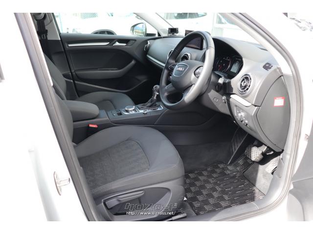 革巻きのステアリングにはマルチファンクションスイッチを装備しオーディオや各種機能の設定が可能です アウディ A3セダン