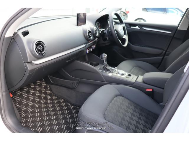 水平基調のダッシュボードにはスイッチ類が整然と配置されており、直観的に操作が可能です。 アウディ A3セダン